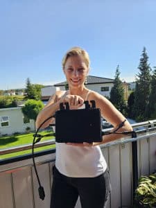 Bild: Carina Schmiedseder mit einem balkony Wechselrichter